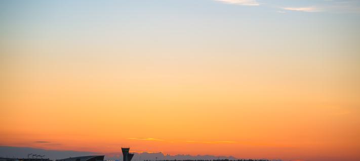 Kesäinen taivas Helsinki-Vantaan lentoasemalla