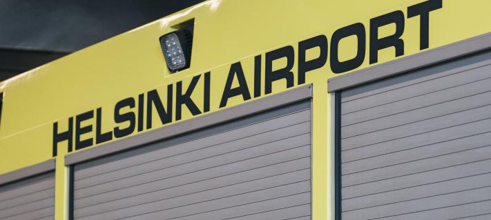 Helsinki Airport -nimi auton kyljessä.