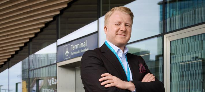 August Hänninen ympäristöasiantuntija Finaviassa Helsinki-Vantaan terminaalin edessä
