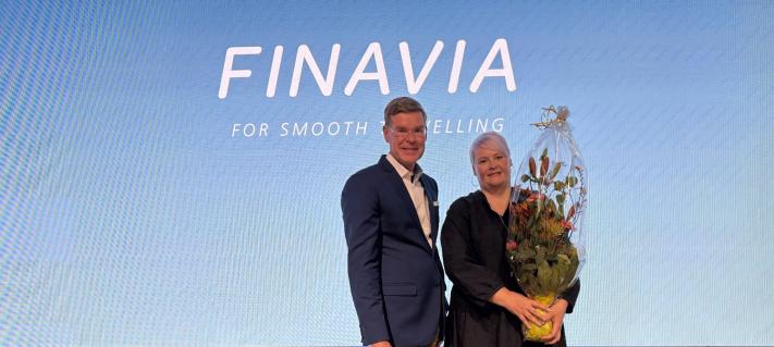 Henri Hansson ja Jonna Pietilä Vuoden lentoasema -tunnustuksen jakotilaisuudessa