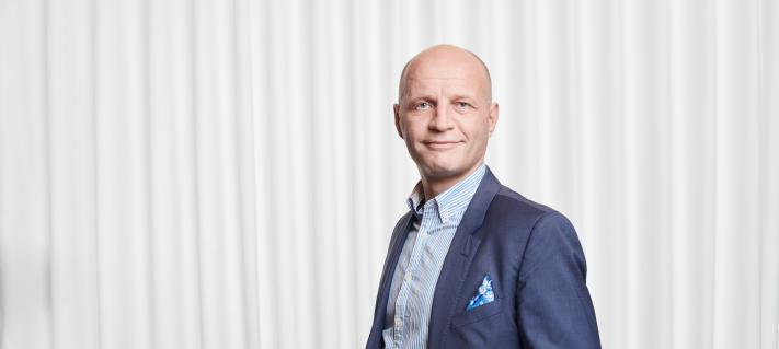 Studiokuva Juha Aaltosesta.
